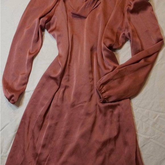 Silk beautiful dress - Picture 3 of 7